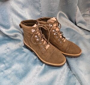 Time and Tru Olive Green Lace-Up Boots with Cozy Lining - Women's Size 9